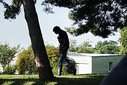 Un pensionnaire dans les jardins de l'hôpital psychiatrique du CHUV à Cery. Cery, CHUV, octobre 2014.