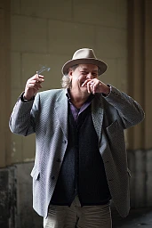 Endo Anaconda, cantautore e autore svizzero, cantante del gruppo dialettale bernese Stiller Has. Nella foto alla stazione centrale di Zurigo, 10 dicembre 2015. Endo Anaconda, cantautore e autore svizzero, cantante del gruppo dialettale bernese Stiller Has. Nella foto alla stazione centrale di Zurigo, 10 dicembre 2015.