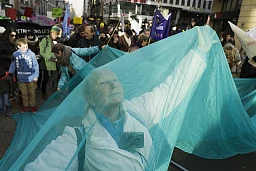 Ginevra, 28 novembre 2015. Manifestazione per il clima nel centro città. 3.000 partecipanti hanno preso parte alla manifestazione, partita da Place des XXII-Cantons a Cornavin e diretta a Place Neuve. Ginevra, 28 novembre 2015. Manifestazione per il clima nel centro città. 3.000 partecipanti hanno preso parte alla manifestazione, partita da Place des XXII-Cantons a Cornavin e diretta a Place Neuve.