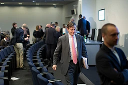 Brady W. Dougan, PDG du Credit Suisse, quitte une conférence de presse de la banque suisse Credit Suisse à Zurich, en Suisse, le mardi 10 mars 2015. Le conseil d'administration de Credit Suisse Group AG a nommé aujourd'hui Tidjane Thiam au poste de PDG. Il succède à Brady W. Dougan, qui quittera ses fonctions fin juin 2015 après huit ans à la tête du Credit Suisse Group. (KEYSTONE/Gaetan Bally) Brady W. Dougan, PDG du Credit Suisse, quitte une conférence de presse de la banque suisse Credit Suisse à Zurich, en Suisse, le mardi 10 mars 2015. Le conseil d'administration de Credit Suisse Group AG a nommé aujourd'hui Tidjane Thiam au poste de PDG. Il succède à Brady W. Dougan, qui quittera ses fonctions fin juin 2015 après huit ans à la tête du Credit Suisse Group. (KEYSTONE/Gaetan Bally)