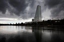 Vista esterna della Torre Roche (Edificio Roche 1) progettata dagli architetti Herzog &amp; de Meuron. La nuova sede centrale del gruppo farmaceutico Hoffmann-La Roche è stata inaugurata a Basilea il 18 settembre 2015.
