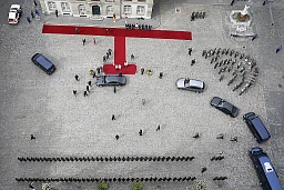 Swiss Federal President Simonetta Sommaruga welcomes German Chancellor Angela Merkel on the Muenster square in Bern, Switzerland, Thursday, September 3, 2015. Chancellor Merkel is on a one day official visit in Switzerland to discuss bilateral issues and the relationship between Switzerland and the EU. (KEYSTONE/Pool/Peter Klaunzer) Swiss Federal President Simonetta Sommaruga welcomes German Chancellor Angela Merkel on the Muenster square in Bern, Switzerland, Thursday, September 3, 2015. Chancellor Merkel is on a one day official visit in Switzerland to discuss bilateral issues and the relationship between Switzerland and the EU. (KEYSTONE/Pool/Peter Klaunzer)
