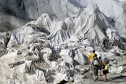Weisse Planen liegen auf dem Eis des Rhonegletschers, um das Abschmelzen des Eises zu verlangsamen, am Dienstag, 11. August 2015 auf dem Rhonegletscher am Furkapass. (KEYSTONE/Peter Klaunzer)
