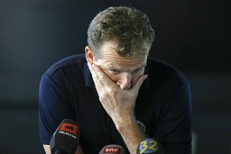 Der Eishockey Trainer des EHC Biel, Kevin Schlaepfer, spricht am Donnerstag, 15. Oktober 2015, in einer Medienkonferenz in der Tissot Arena in Biel ueber seine berufliche Zukunft. Der Schweizer Eishockeyverband Swiss Ice Hockey hat in den letzten Tagen mit Schlaepfer Gespraeche ueber den Posten als Nationaltrainer gefuehrt, obwohl er noch in einem bis 2018 laufenden Vertrag mit dem EHC Biel gebunden ist. (KEYSTONE/Peter Klaunzer)