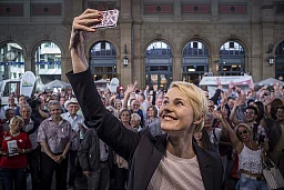 Natalie Rickli si scatta un selfie con i sostenitori dell&#39;UDC durante l&#39;evento dell&#39;UDC &quot;bi de Lüüt&quot; alla stazione centrale di Zurigo.