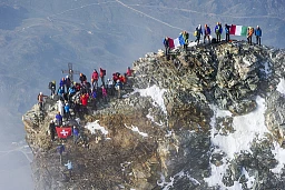 Delegazioni delle quattro nazioni, Svizzera, Italia, Francia e Gran Bretagna, scalano il Cervino (4.478 metri sul livello del mare) da diverse creste a Zermatt, in Svizzera, venerdì 17 luglio 2015. L&#39;evento è stato firmato per commemorare la prima ascensione di alpinisti italiani il 17 luglio 1865 e la lunga amicizia tra Italia e Svizzera. Nella delegazione sono presenti alpinisti e discendenti diretti degli alpinisti che raggiunsero la vetta nel luglio 1865. Il 14 luglio 1865, le guide alpine di Zermatt Peter e Peter Taugwalder e l&#39;alpinista britannico Edward Whymper, insieme ad altri quattro alpinisti, raggiunsero la vetta del Cervino. Durante la discesa, quattro alpinisti morirono. Il 14 luglio 2015, Zermatt ha celebrato i 150 anni dalla prima ascensione del Cervino.