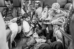 Foto: Joseph Khakshouri: 15.09.2015
Auf dem Flüchtlingszug 
Rajab Heydady (70) aus Kabul, Afghanistan 
ist seit 1 Monat mit 3 Generationen seine Familie unterwegs. Das jüngste der 6 Köpfchen Familie ist sein Enkel Abbas (4mo.) Sein Vater wünscht sich das der kleine Abbas ein guter Mann wird.
Sie wollen wegen dem Krieg in Afghanistan nach Köln.
Erstes Umsteigen in Freilassing Deutschland 
Zug 2 mit 866 Flüchtlingen unterwegs. Niemand wusste wo der Zug hinführte. Die am häufigsten gefragte Frage war "München? Stuttgart?"
Am ende stellte sich heraus das er nach Stuttgart fährt
Beiern (D) Foto: Joseph Khakshouri: 15.09.2015
Auf dem Flüchtlingszug 
Rajab Heydady (70) aus Kabul, Afghanistan 
ist seit 1 Monat mit 3 Generationen seine Familie unterwegs. Das jüngste der 6 Köpfchen Familie ist sein Enkel Abbas (4mo.) Sein Vater wünscht sich das der kleine Abbas ein guter Mann wird.
Sie wollen wegen dem Krieg in Afghanistan nach Köln.
Erstes Umsteigen in Freilassing Deutschland 
Zug 2 mit 866 Flüchtlingen unterwegs. Niemand wusste wo der Zug hinführte. Die am häufigsten gefragte Frage war "München? Stuttgart?"
Am ende stellte sich heraus das er nach Stuttgart fährt
Beiern (D)