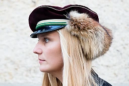 Récemment burschifiée (reçue au grade de Busch), Ovomaltine a été élue Fuchsmajor et peut orner sa casquette d’une queue de renard, emblème de la fonction. Récemment burschifiée (reçue au grade de Busch), Ovomaltine a été élue Fuchsmajor et peut orner sa casquette d’une queue de renard, emblème de la fonction.