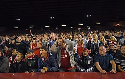 Die Liverpool Kop ist mit offenem Mund und vereint in ihrer Enttäuschung. Die Liverpool Kop ist mit offenem Mund und vereint in ihrer Enttäuschung.