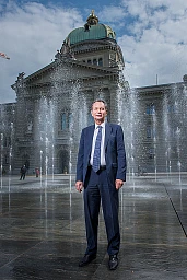 22.05.2015 Il presidente del PLR Philipp Müller dentro e davanti al Palazzo Federale (BE)