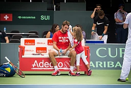 En fille attentive, Alexia éponge le front de son père et lui apporte des bouteilles d'eau