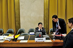 Hiroyuki Yamamoto, représentant adjoint de la délégation japonaise, lors des discussions suivant la clôture de la réunion, peu avant la prise de présidence de la Conférence du désarmement par le Japon. Le lendemain, un représentant du gouvernement japonais s&#39;est adressé à la conférence : « Il est regrettable que cette instance distinguée, qui a élaboré la Convention sur les armes chimiques (CAC), la Convention sur les armes biologiques (CAB) et le Traité d&#39;interdiction complète des essais nucléaires (TICE), demeure enlisée dans une impasse depuis 18 ans. Afin de répondre aux attentes des populations du monde entier en faveur d&#39;un monde plus sûr et exempt d&#39;armes nucléaires, […] En tant que seul pays à avoir subi des bombardements nucléaires, le Japon connaît par sa propre expérience les conséquences humanitaires catastrophiques de l&#39;utilisation d&#39;armes nucléaires. » Conférence du désarmement. 35&lt;sup&gt;e&lt;/sup&gt; année, 2014, session 1, séance plénière 1308. Présidence de l&#39;Italie.