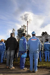demonstration in front of the refinery