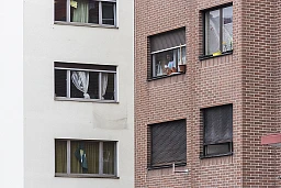 Grossrazzia wegen Mietzinswucher an der Neufrankengasse 6 und 14 in Zürich am 20. Oktober 2015. Ein Bewohner schaut auf die Polizei herunter. Grossrazzia wegen Mietzinswucher an der Neufrankengasse 6 und 14 in Zürich am 20. Oktober 2015. Ein Bewohner schaut auf die Polizei herunter.