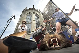 Die französische Balkan-Brassband "Attentat Fanfare" vor dem Berner Münster am Buskers-Festival. Aufgenommen am 6. August 2015. Die französische Balkan-Brassband "Attentat Fanfare" vor dem Berner Münster am Buskers-Festival. Aufgenommen am 6. August 2015.