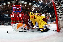 Die Spieler des Lausanne HC sind nach dem 3:1-Tor begeistert. Enttäuschung bei Robert Mayer (Torhüter von Servette Genf)