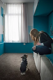 Viola with her dog Timmi, photographed on February 17, 2015, at the Clienia private clinic in Littenheid. Viola did not want to be recognized in the photos.