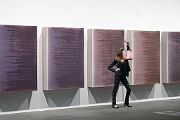 Besucherin inszeniert sich an der Art Unlimited in Basel