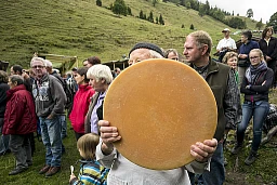 Ogni anno, venerdì 18 settembre 2015, migliaia di persone partecipano al tradizionale "Chaesteilet" nella valle Justistal, nei pressi di Sigriswil. (KEYSTONE/Alexandra Wey)