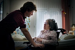 Jann Kessler (20, a sinistra) fa visita alla madre Ursula Baumgartner (53) nella casa di riposo nel parco di Frauenfeld. Ursula Baumgartner soffre di sclerosi multipla e non riesce più a esprimersi, se non girando la testa e muovendo leggermente braccia e mani. L&#39;ultima volta che ha parlato è stato cinque anni fa. Fotografata il 28 settembre 2015.