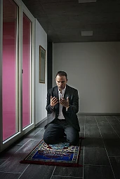 Adel Abdel-Latif (44), ex Mr. Svizzera, campione del mondo di kickboxing, medico e ora allenatore di negoziazione, è svizzero e un devoto musulmano. Fotografato il 1° settembre 2015, nella sua villa in Argovia, mentre prega sul suo tappeto da preghiera.