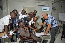 Alain Sevilla explains to Senegalese police officers and gendarmes how to fight cybercrime. Alain Sevilla explains to Senegalese police officers and gendarmes how to fight cybercrime.