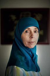 Esther Fouzi (51) si è convertita all&#39;Islam all&#39;età di 19 anni e lavora come insegnante di religione. Fotografata il 29 luglio 2015, nella sua casa a Wald, Zurigo.