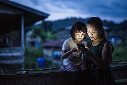 Diana et sa petite sœur regardent une vidéo sur YouTube. Diana et sa petite sœur regardent une vidéo sur YouTube.