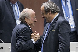 Il presidente rieletto della FIFA Joseph (Sepp) Blatter, a sinistra, riceve le congratulazioni del vicepresidente della FIFA e presidente della UEFA Michel Platini dopo il suo discorso durante il 65° Congresso FIFA tenutosi all&#39;Hallenstadion di Zurigo, Svizzera, venerdì 29 maggio 2015. (KEYSTONE/Patrick B. Kraemer)