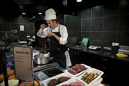 Enver Husic è un sopravvissuto al genocidio di Srebrenica. Oggi è svizzero, vive con i suoi due figli e la moglie a Ginevra e lavora come chef qualificato. Enver Husic è un sopravvissuto al genocidio di Srebrenica. Oggi è svizzero, vive con i suoi due figli e la moglie a Ginevra e lavora come chef qualificato.