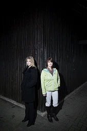 Double portrait des sœurs Fabienne Hassan (à droite) et Nicole Müller-Boder (à gauche). Fabienne Hassan s'est convertie à l'islam et Nicole Müller-Boder est membre de l'Union démocratique du centre (UDC). Photographiées dans la rue principale d'Oensingen, à Soleure. Double portrait des sœurs Fabienne Hassan (à droite) et Nicole Müller-Boder (à gauche). Fabienne Hassan s'est convertie à l'islam et Nicole Müller-Boder est membre de l'Union démocratique du centre (UDC). Photographiées dans la rue principale d'Oensingen, à Soleure.