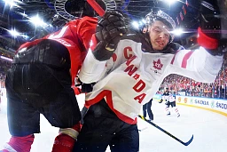 Praga, 10 maggio 2015, Campionato mondiale di hockey su ghiaccio 2015 - Svizzera - Canada, Dennis Hollenstein (sui) contro Matt Duchene (can) (Melanie Duchene/EQ Images) Praga, 10 maggio 2015, Campionato mondiale di hockey su ghiaccio 2015 - Svizzera - Canada, Dennis Hollenstein (sui) contro Matt Duchene (can) (Melanie Duchene/EQ Images)