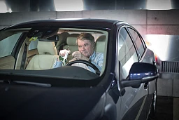 Jürg Scherrer, presidente dell'Auto Party Switzerland, pulisce i suoi occhiali per vedere meglio nel traffico.