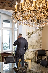 Thomas Borer telefoniert beim Fotoshooting