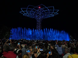 Entusiasmo per i cellulari, l'Albero della Vita dell'Expo di Milano in viola. Entusiasmo per i cellulari, l'Albero della Vita dell'Expo di Milano in viola.