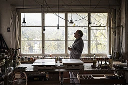 Der konstruktive Maler Heinrich Hugentobler schaut aus dem Fenster seines Ateliers in Oberhallau (SH) am 6. November 2015.