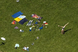 1er juillet 2015, fille dans la cour de récréation