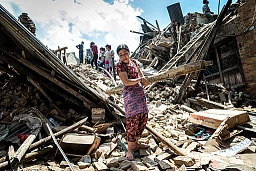 Suite au séisme dévastateur au Népal, les habitants s&#39;affairent aux travaux de nettoyage du temple Krishna à Katmandou.