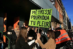 Genève, le 10.11.2015
A l'appel du comité unitaire de lutte des services publics, les employés de l'Etat de Genève et des secteurs subventionnés ont suivi en masse mardi le mouvement de grève. L'assemblée a voté à l'unanimité sa reconduction mercredi. La fonction publique genevoise proteste contre la volonté du gouvernement de réduire le coût de la fonction publique de 5% en trois ans. Pour parvenir à ce but, l'exécutif cantonal envisage notamment d'augmenter le temps de travail hebdomadaire de 40 à 42 heures, de geler les embauches et de bloquer l'annuité.
© J.-P. Di Silvestro / Le Courrier