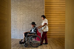 Paul, 85 ans, et Sassinee, 58 ans, se rendent au restaurant Rössli. Paul est en Thaïlande depuis deux mois. Infatigable globe-trotteur, il est venu pour la première fois dans les années 1960 et a visité 65 pays. Doi Saket, Chiang Mai, Thaïlande, mai 2015.