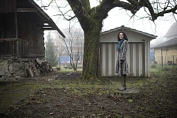 Portrait von Amira Hafner - Al Jabaji, fotografiert bei sich zu Hause in Grenchen.
