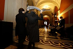 Ihr letzter Gang: Um 9.20 Uhr verlaesst Eveline Widmer-Schlumpf (r) das Parlament letztmalsals Bundesraetin