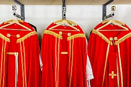 La transformation de technicien de sécurité en Père Noël La transformation de technicien de sécurité en Père Noël