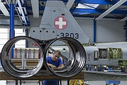 A specialist worker is working on a part of a Northrop F-5F Tiger II J-3203