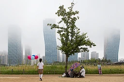 In Central Park of Songdo. Songdo is the new Smart City, the new dream City of the Future. An Utopia. / Scène de vie à Central Park. A Songdo, il y a des répliques de certains lieux mythiques occidentaux, comme Central Park et les canaux de Venise. La ville fait d'ailleurs souvent office de décor de tournage ou de clip de promotion. Elle semble être la nouvelle vitrine du pays. Une ville propre et ultra-sécurisée. La ville idéale ou une utopie? In Central Park of Songdo. Songdo is the new Smart City, the new dream City of the Future. An Utopia. / Scène de vie à Central Park. A Songdo, il y a des répliques de certains lieux mythiques occidentaux, comme Central Park et les canaux de Venise. La ville fait d'ailleurs souvent office de décor de tournage ou de clip de promotion. Elle semble être la nouvelle vitrine du pays. Une ville propre et ultra-sécurisée. La ville idéale ou une utopie?