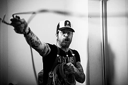 Le chanteur Jesse Hughes fait le pitre peu avant le début du spectacle Le chanteur Jesse Hughes fait le pitre peu avant le début du spectacle