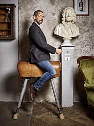 Le directeur Adrian Notz au Cabaret Voltaire à Zürich Le directeur Adrian Notz au Cabaret Voltaire à Zürich