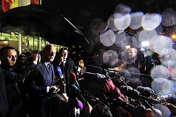 Der UN-Sondergesandte für Syrien, Staffan de Mistura, wandte sich im strömenden Regen an die internationale Presse, um eine „vorübergehende Pause“ der ins Stocken geratenen syrischen Friedensgespräche in Genf anzukündigen, die den Bürgerkrieg beenden sollen. Zuvor hatte er ein Treffen mit Oppositionellen im Hotel President Wilson verlassen. „Die Vereinten Nationen sind nicht bereit, Gespräche um der Gespräche willen zu führen. Solche Gespräche können nur dann sinnvoll sein, wenn sie dem syrischen Volk auch unmittelbare, konkrete Vorteile bringen.“ Der UN-Sondergesandte für Syrien, Staffan de Mistura, wandte sich im strömenden Regen an die internationale Presse, um eine „vorübergehende Pause“ der ins Stocken geratenen syrischen Friedensgespräche in Genf anzukündigen, die den Bürgerkrieg beenden sollen. Zuvor hatte er ein Treffen mit Oppositionellen im Hotel President Wilson verlassen. „Die Vereinten Nationen sind nicht bereit, Gespräche um der Gespräche willen zu führen. Solche Gespräche können nur dann sinnvoll sein, wenn sie dem syrischen Volk auch unmittelbare, konkrete Vorteile bringen.“