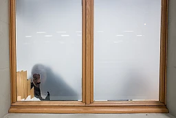 Un passeggero trattenuto guarda fuori dal finestrino. Un passeggero trattenuto guarda fuori dal finestrino.
