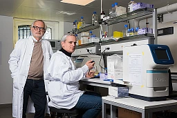 Professor André-Pascal Sappino (wearing glasses) and Dr. Stefano Mandriota have just published a study in the International Journal of Cancer. This study warns against the aluminum found in deodorants. Geneva, November 15, 2016. Photographer: (C) Lionel Flusin